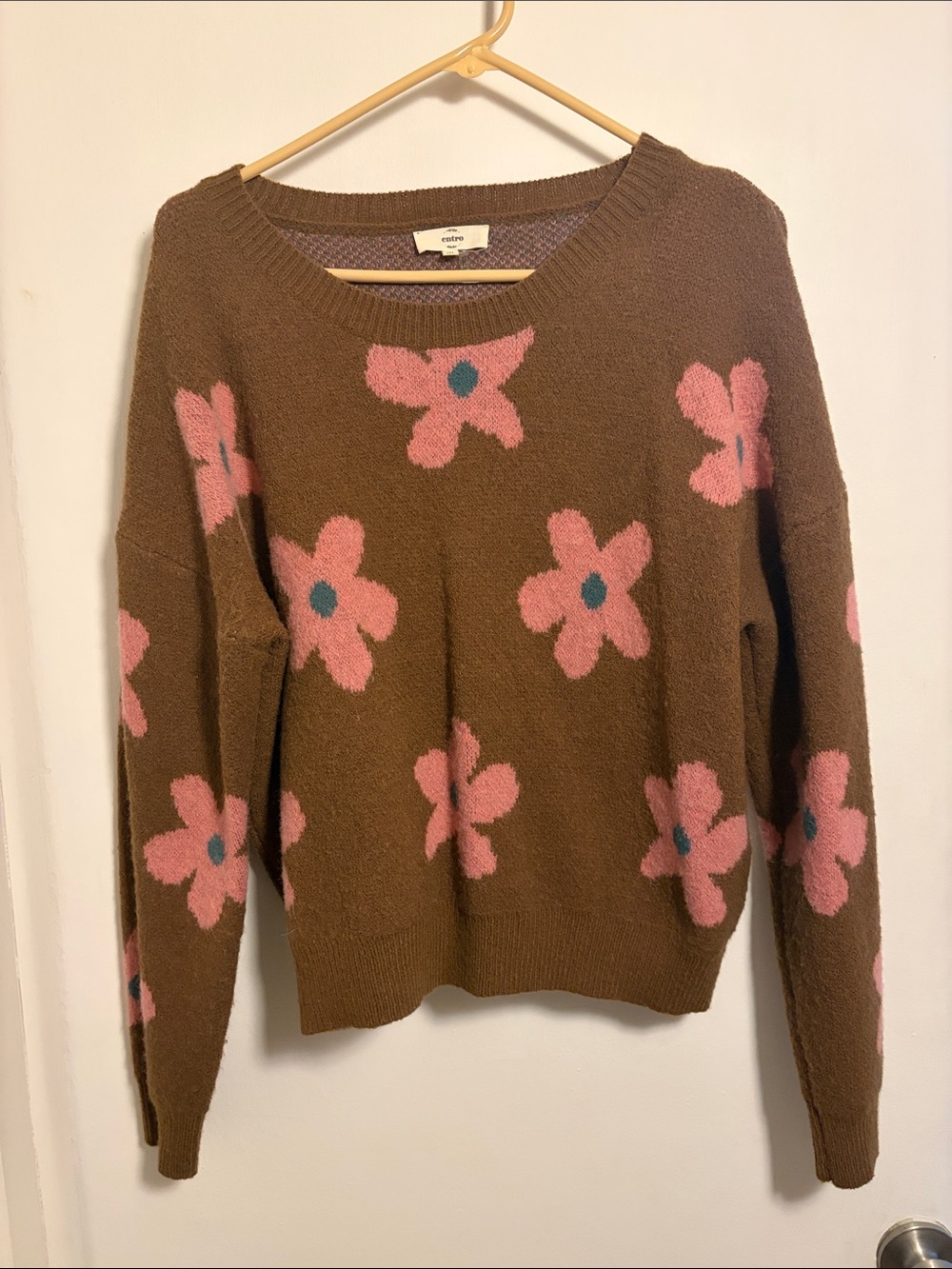 entro Brown Crewneck Sweater with Pink Flowers MEDIUM Daisies
